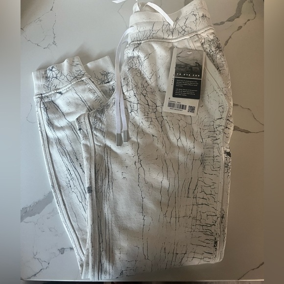 🍋NWT Lululemon Warm Down Jogger - Picture 9 of 9